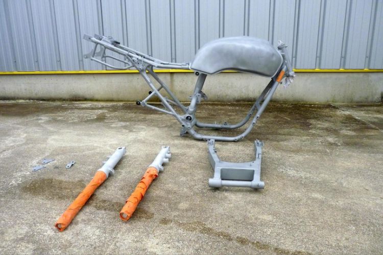 Sablage / Aérogommage d'un cadre de moto en restauration Décapage par aérogommage dans les Côtes-d'Armor